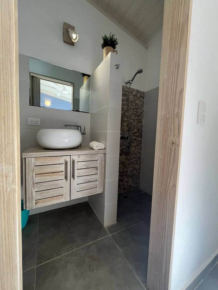 Villa Raf, baño con ducha a ras de suelo