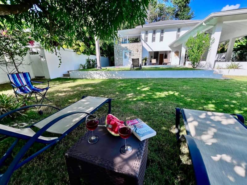 Villa Raf, tumbonas a la sombra, en el césped