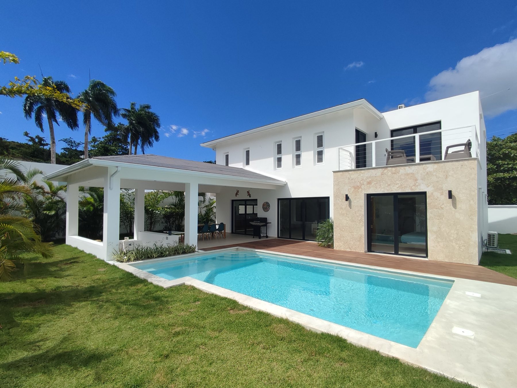 Villa Way, the villa, the pool and the covered terrace