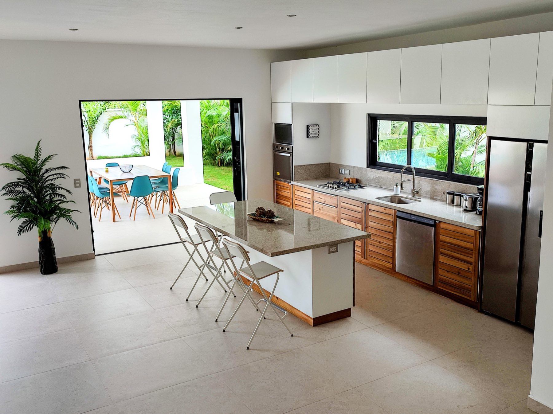 Villa Way, the open kitchen and the terrace dining area
