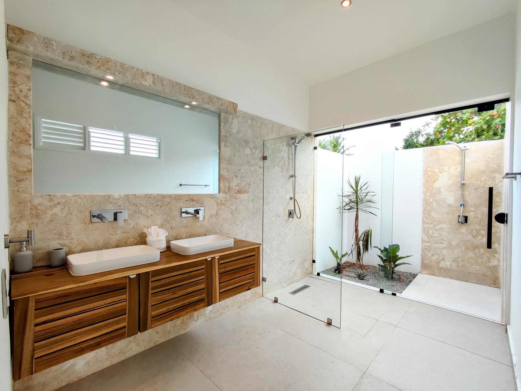 Villa Way, bathroom with double sink, opening onto a planted patio