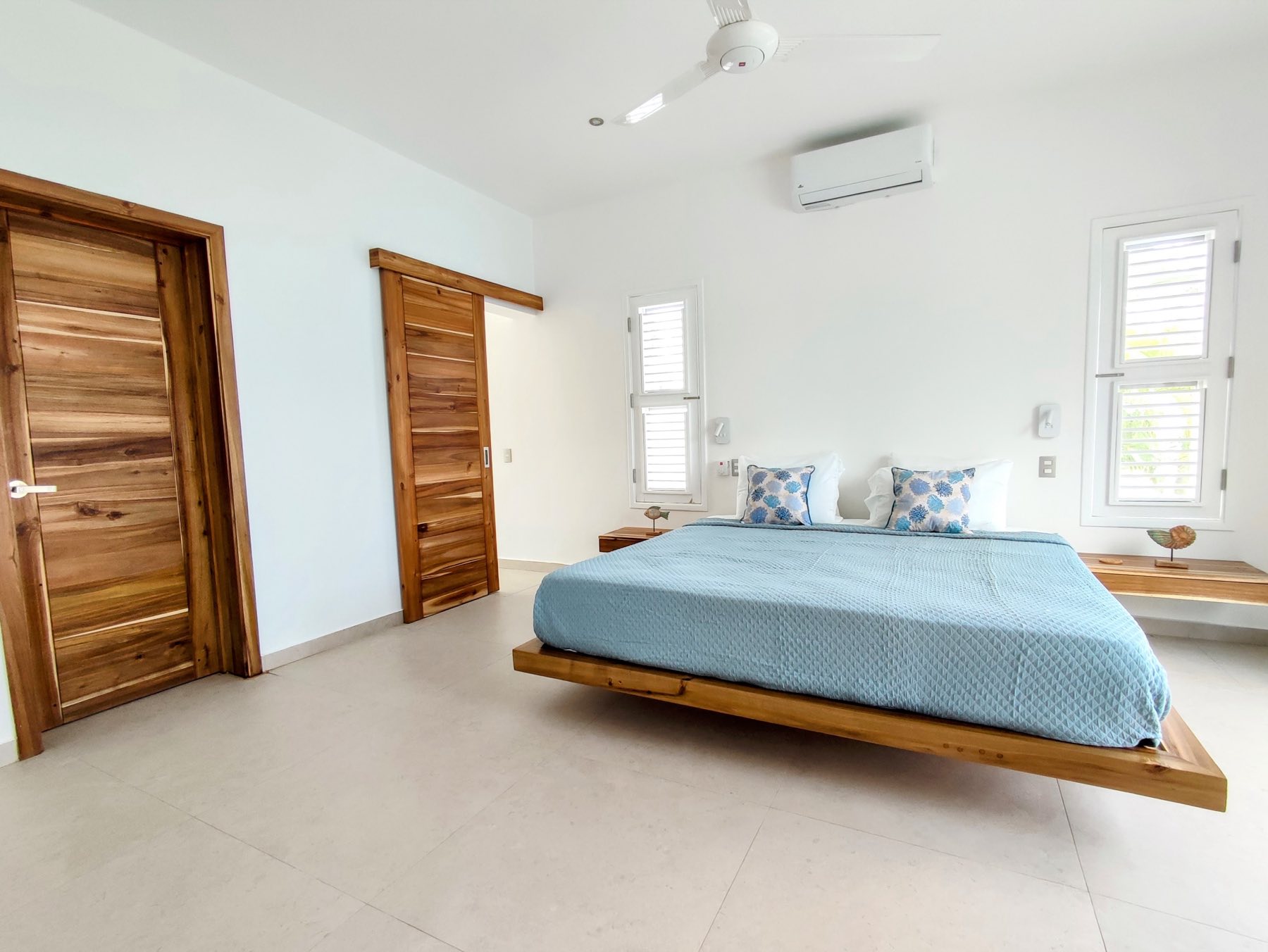Villa Way, air-conditioned bedroom with ceiling fan